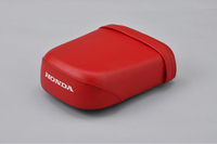 純正アクセサリーの「ピリオンシート」。