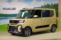 追加設定された、アウトドアテイストの新モデル「ファンクロス」。カクカクとしたエクステリアの意匠に、軽クロスオーバー「タフト」との共通性を感じる。