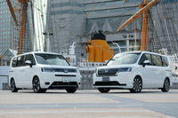 「ステップワゴン」の販売比率は、スタンダードな「エアー」（写真向かって左）より、カスタム風味の「スパーダ」（同右）のほうが、圧倒的に優勢なのだ。（写真：向後一宏）