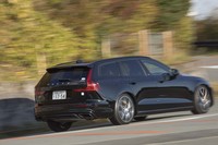 容量34Ahの駆動用リチウムイオンバッテリーをボディー中央に搭載。満充電からのEV走行可能距離は42km。