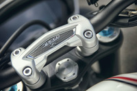 
	「スピードトリプルRS」は、「スピードトリプルS」や「スピードトリプルR」よりも上位に位置づけられる高性能モデル。2018年6月に発売された。写真は、車名ロゴの入った専用ハンドルクランプ。
	