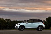 こちらは「クロスター」と名付けられたグレード。SUVテイストあふれるデザインが特徴となっている。