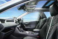 「シートベンチレーション」が「20LX」「20DX」「ハイブリッド DX」グレードに標準装備化された。