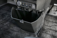 センターコンソールの下方には、容量5リッターのダストボックスが備わる。脱着式であるため、容易に丸洗いできる。