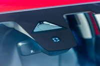 約100度の有効水平画角を持つフロントセンターカメラと、フロントレーダーをはじめとする計5台のミリ波レーダーを組み合わせた最新の全方位安全運転支援システム「ホンダセンシング360」が搭載されるのも新型「アコード」のトピック。