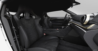 インテリアでは、センターコンソールやダッシュボード、ドアの内張りに2種類のカーボンファイバーを採用。シートには黒のアルカンターラと、同じく黒のイタリア製レザーを用いている。