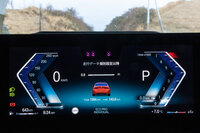 12.3インチの液晶メーターパネルは、各種走行情報や先進運転支援システムの作動状態などをわかりやすく表示。さらに現行「3シリーズ」では、ヘッドアップディスプレイも全車に装備される。