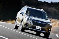 サスペンション形式は前：マクファーソンストラット式、後ろ：ダブルウイッシュボーン式。最低地上高は220mm確保されている。