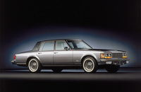 「キャデラック・セビル」。ダウンサイズは市場を侵食しつつあった欧州製高級車への対抗策でもあり、ボディーサイズは当時の「メルセデス・ベンツSクラス」（W116）のLWB仕様に近かった。5.7リッターV8エンジンは、米車としては初めて電子制御インジェクションを備えていた。