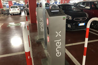 エネルXの最新型充電器の脇には、従来型充電器も併設されていた。このガードパイプがドアの開閉を阻む。