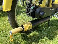 マフラー部分は傘差しにチェンジ。傘本体も車体色に合わせたオリジナルだ。