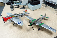 “こむらがえり”のついでに、どうでもいい近況報告その2。最近、同じビルで働くホビー系媒体の編集さんより、飛行機のプラモデルをいただく。取材撮影済みの製品を譲ってもらったのだ。うーん。カッコイイ。出社してこの2機に出迎えられると、一日テンション上がるね。