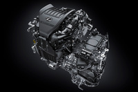 「RX500h」の前輪を駆動するパワーユニット。2.4リッター直4ターボエンジンと6段ATの間には、動力の伝達／遮断に用いる多板クラッチが備わっている。