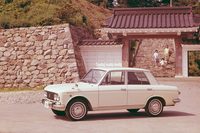 大ヒットを記録した「ブルーバード」は1963年に2代目に進化。ボディーはフルモノコックとなり、エンジンの出力向上も図られた。