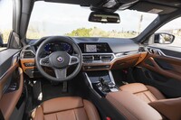 巡行最高速301km/hを誇るハイパフォーマンスモデルでありながら、キャビンはあくまで控えめなラグジュアリーテイストだ。右ハンドルはオプション（40万円）で選べる。