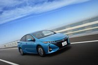 高速道路を行く「プリウスPHV」。モーター駆動だけで走るEVモードは、最高135km/hまでの速度域で使用可能。