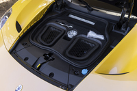 ボンネットに向けた冷却風の流路を確保するため、フロントのトランクスペースがなくなっている。2つのダクトの間にはセンターロック式ホイールのナット用の工具が収められる。