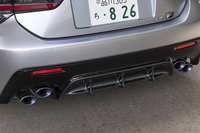 リアにはカーボン製のディフューザーを装備。チタン製のエキゾーストシステムは88万円のオプション。