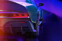 V12エンジンと6段MTで操る喜びを追求　アストンマーティンが限定車「ヴァラー」を発表の画像