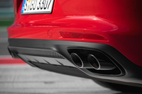 黒でカラーリングされた左右2本出しのマフラー。「GTS」にはフラップを内蔵したスポーツエキゾーストシステムが標準装備されており、刺激的なサウンドを楽しむことができる。