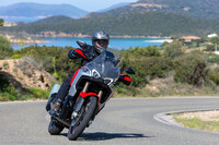 トランスミッションにはクイックシフターの第4世代「EAS（Electronically Assisted Shift）」を搭載。スロットルを開けたままシフトアップ／ダウンが可能で、コーナリング中にも気兼ねなく操作できる。