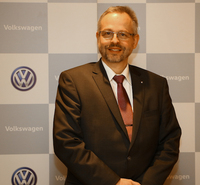 今回話をうかがった、エッケハルト・ポット氏。1991年にフォルクスワーゲン グループのエンジン研究部門に入り、2002年からは先進ガソリンエンジン開発部長を務めた。2017年1月、同社の先進ディーゼルエンジン開発部長に就任。
	 