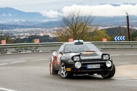 雲海をバックに峠を駆け上がるラトバラ／フッシ組の「トヨタ・セリカ」。