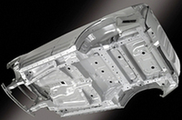 「ビルトインラダーフレーム構造」。ボディ下がラダー構造となるという。