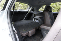 画像をクリックすると、3列目シートを引き出す様子が見られます。