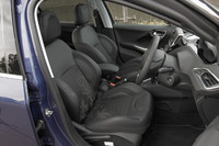 「208シエロ」の室内。レザーとファブリックのコンビシートが装着される。