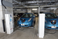 技術説明会では、EVのバッテリーから建物に電力を供給するシステムも紹介された。ピーク時の電気使用量で料金が決まる電気料金を抑制するため、電力消費のピーク時にEV「リーフ」からビルに給電し、それ以外の時はリーフへと充電する。退社時には満充電の状態になるため、従業員にとってもうれしいシステムだという。