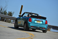 多彩なカラーバリエーションも「MINIコンバーチブル」の特徴。日本仕様には12色の外装色が用意されている。