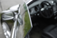 標準装備の二重ガラス。これで遮音性はグッと高まり、キャビンは静粛に保たれる。
