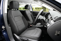 「コンフォートライン」のファブリックシートはブラックのみ。運転席には、2ウェイ電動調整機構と電動ランバーサポートが備わる。