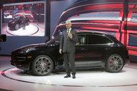 こちらは、あいさつに臨むポルシェAGのマティアス・ミューラー社長。
    