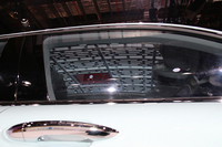 グラスルーフにはめ込まれた格子。室内に独特の影を落とす。