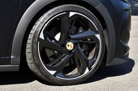 ホイールサイズは前後とも205/40ZR18。フロントのブレーキキャリパーはブレンボ製。