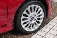 16インチのアルミホイール。標準で与えられる。
    