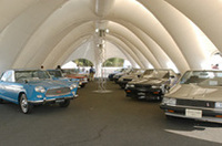 
	イベントホールの前には、歴代スカイライン10車種を展示。来場者には、好みのクルマと壁紙を撮影するサービスも。R32に乗っていた『webCG』本諏訪リポーターは、3代目箱スカにご執心。
	 