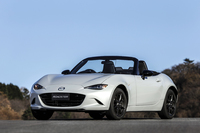 試乗車はプロタイプ。日本仕様の開発目標値として全長3915×全幅1730×全高1235mmというスリーサイズが掲げられている（全長はライセンスプレートなしの数値）。