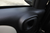 ドアの内張り部分。一見、何の変哲もない樹脂パーツだが、よく目を凝らせば、一面に「PANDA」の文字が……。
    