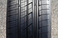 ピッチ分散と位相の最適化により高周波域のパターンノイズを低減したという、「LuII」のトレッド面。
    