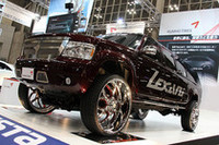 クムホタイヤのブースに登場した「305/25R32」という巨大サイズのタイヤ／ホイール。で、このクルマはいったいなに？