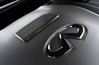 “高品質感の象徴”としてフロントグリルやホイールなどに添えられる、インフィニティのエンブレム。写真は、エンジンカバーのもの。
    