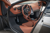 カーボン製のセンターモノコックは「スポーツシリーズ」向けに開発された「モノセルII」（単体重量80kg以下）と呼ばれるもの。乗降性が改善されている。