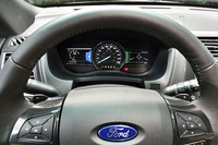 ステアリングホイールには新たにシフトパドルが採用された。これに伴い従来の“サムシフト”（シフトセレクターに設けられた変速用スイッチ）は廃止された。