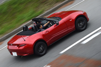 伊豆スカイラインのワインディングロードを走る「S」。テスト車のボディーカラー「ソウルレッドプレミアムメタリック」は5万4000円の有償色となる。
    