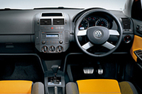 【写真上】「クロスポロ」【写真下】車体色マグマオレンジを選んだ時のインテリア。