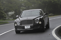 箱根のワインディングロードを行く「ミュルザンヌ」。試乗車のボディーカラーは「ブロッガー」と呼ばれる落ち着いたダークブラウン。