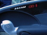 右側には、ハザード、ライト、リクライニング、駐車ブレーキ、電源のボタンが並ぶ。